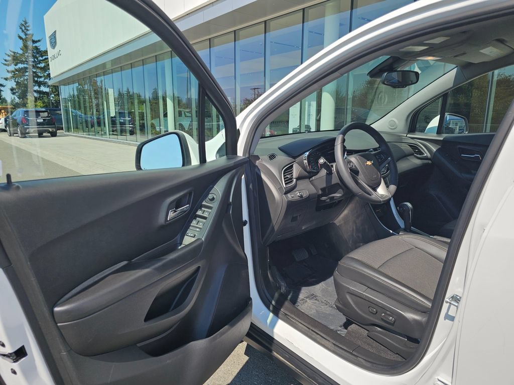 Used 2022 Chevrolet Trax LT w/ LT Convenience Package AWD/4WD image 22