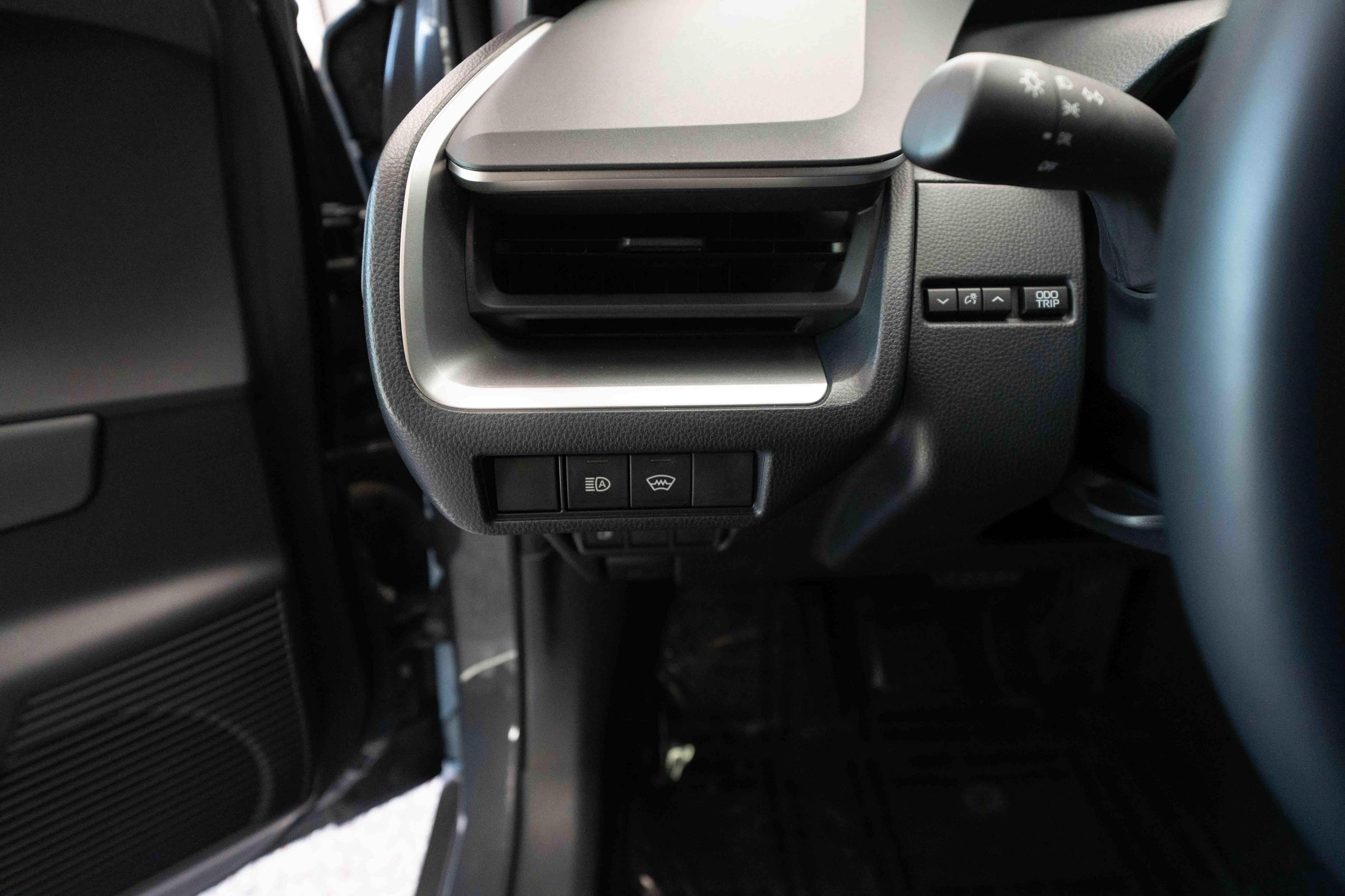Used 2025 Toyota Prius LE FWD image 11