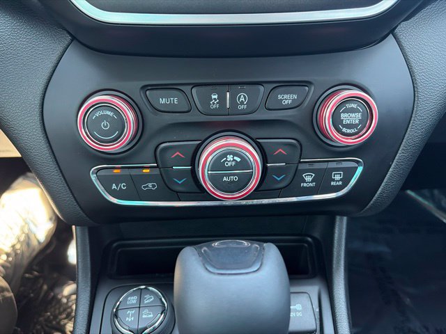 Used 2019 Jeep Cherokee Trailhawk AWD/4WD image 22