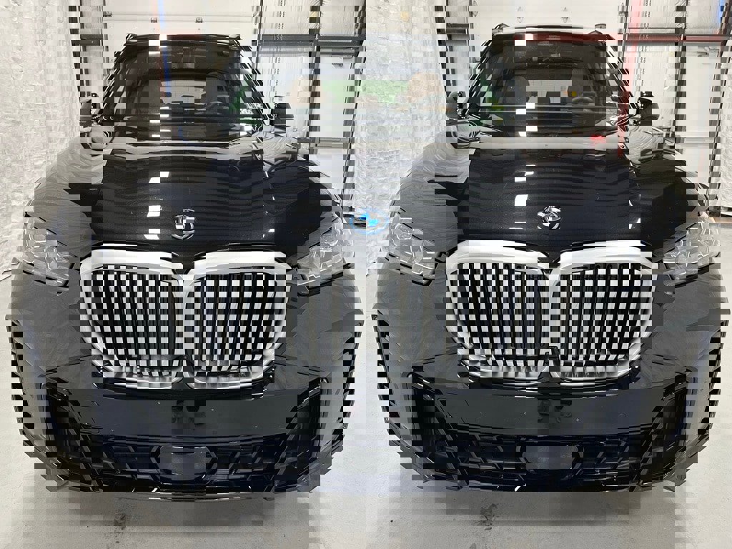 Used 2026 BMW X5 xDrive50e image 2