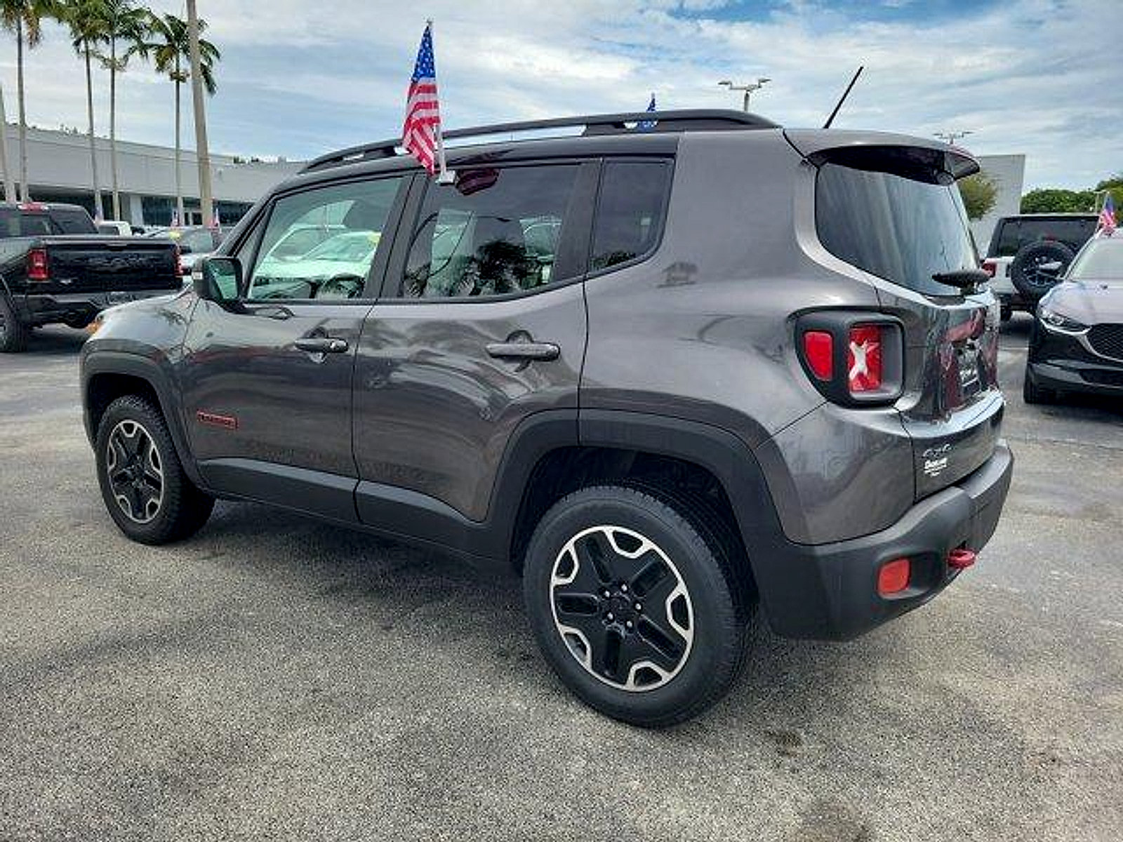 Certified 2017 Jeep Renegade Trailhawk AWD/4WD image 5