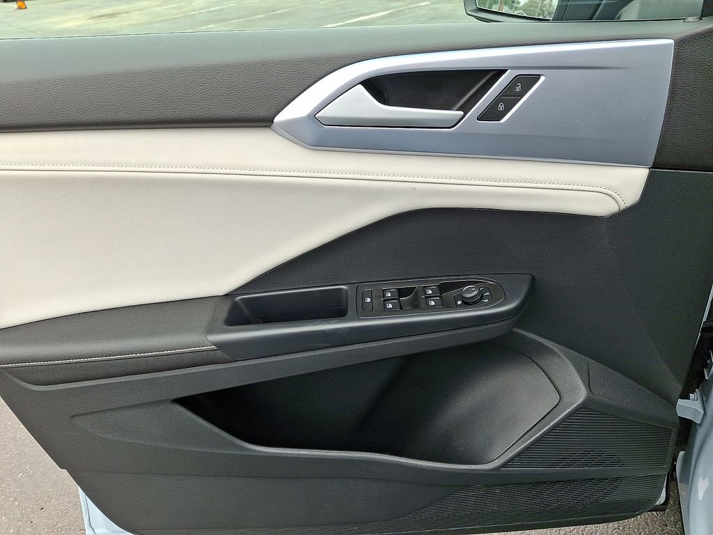 Used 2025 Volkswagen Taos SE image 12