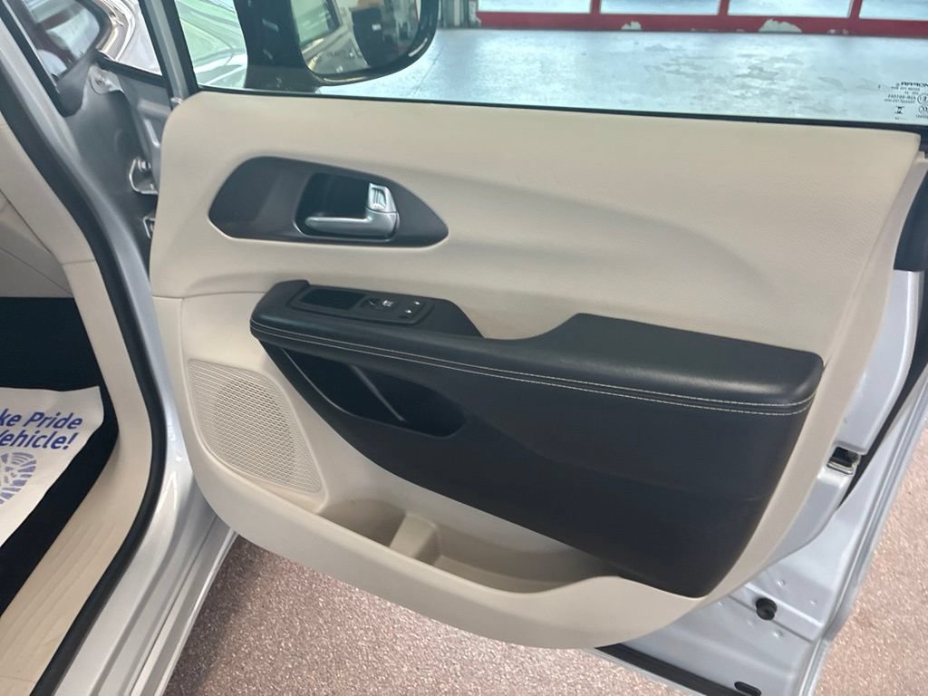Certified 2024 Chrysler Pacifica Touring-L FWD image 38