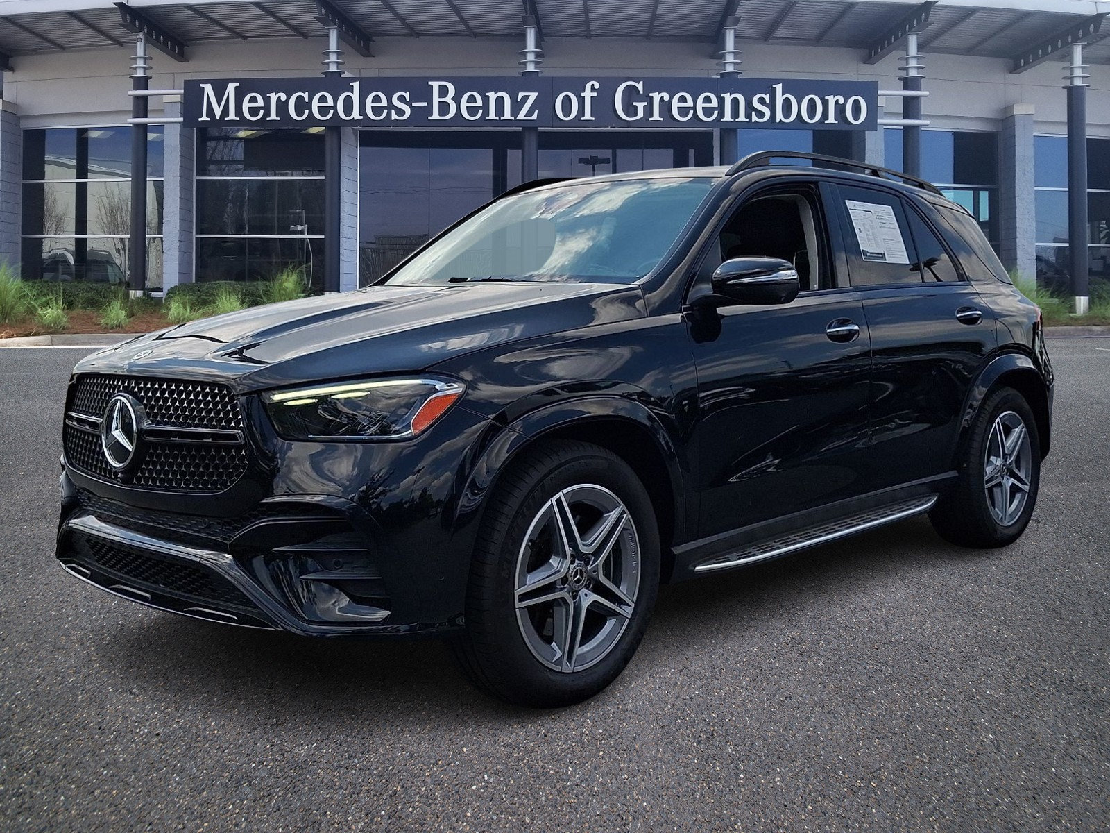 Used 2024 Mercedes-Benz GLE 350 4MATIC w/ AMG Line Exterior image 3
