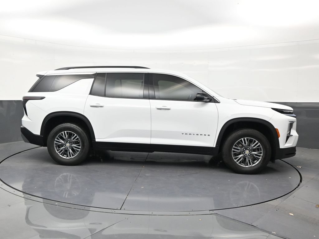 Used 2025 Chevrolet Traverse LT FWD image 6