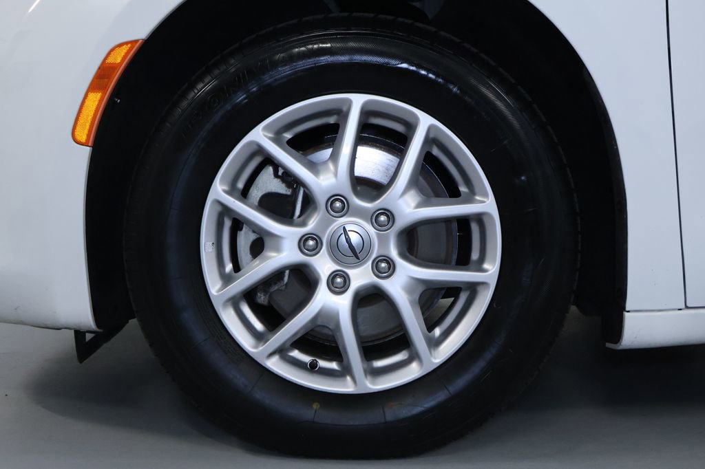 Used 2023 Chrysler Voyager LX image 33