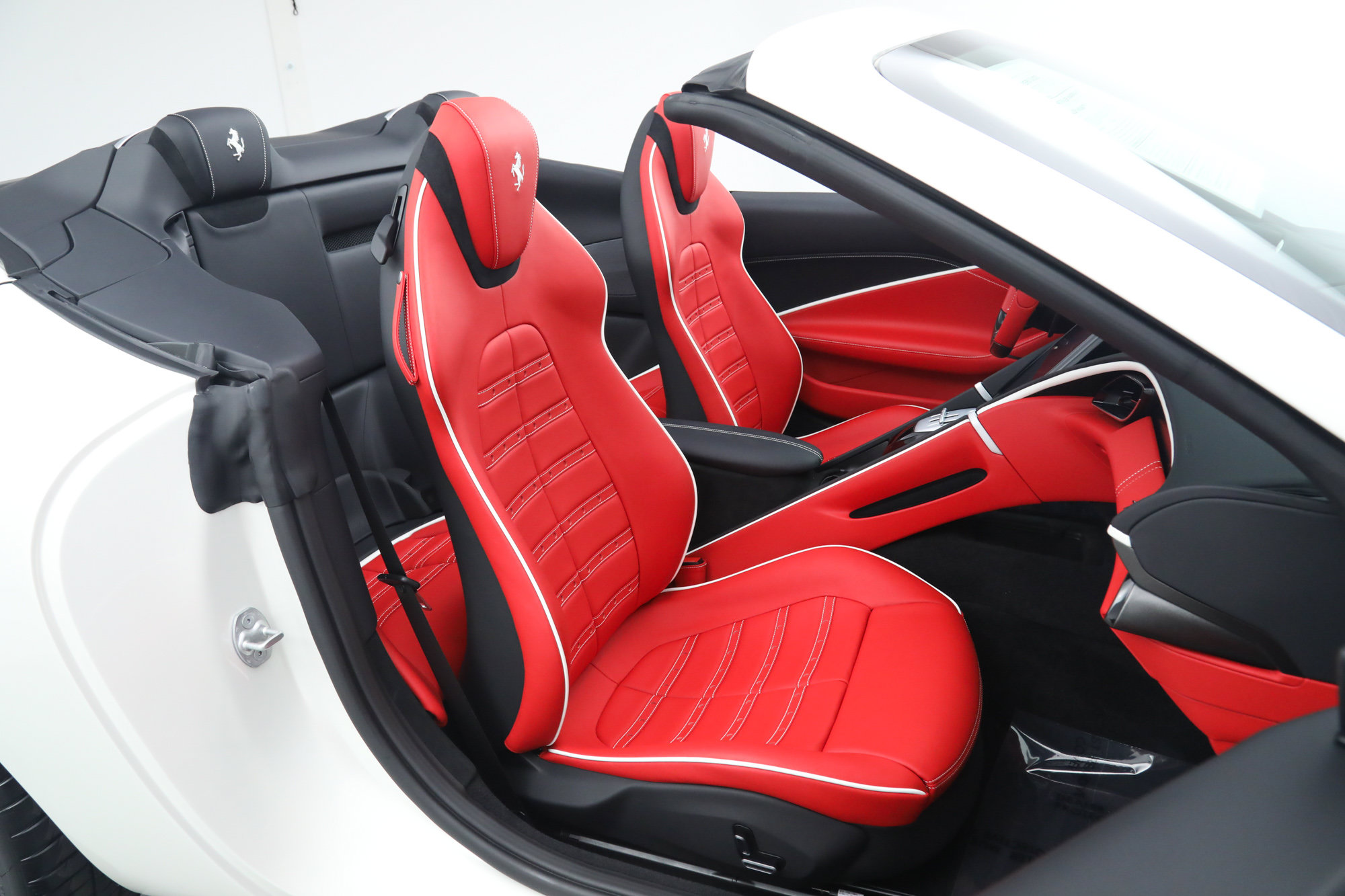 Certified 2025 Ferrari Roma Spider RWD image 22
