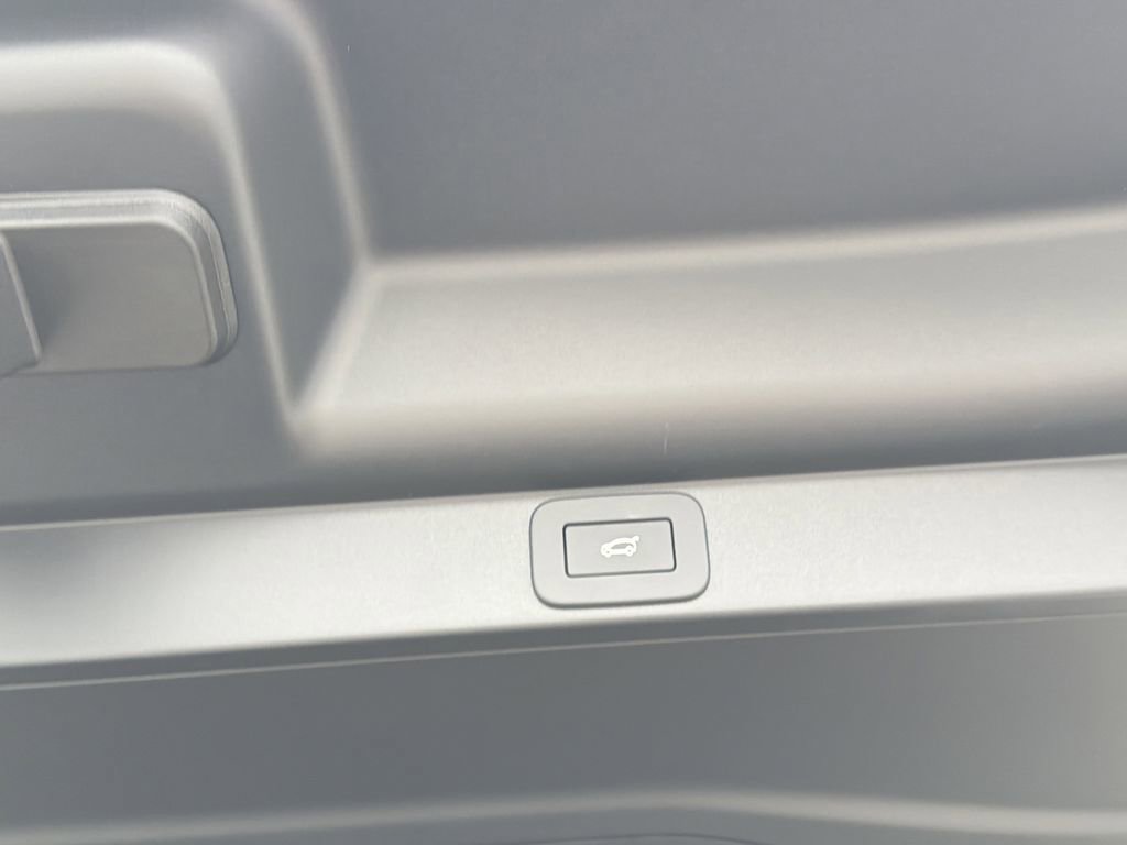 New 2026 Land Rover Range Rover Long Wheelbase SE image 13