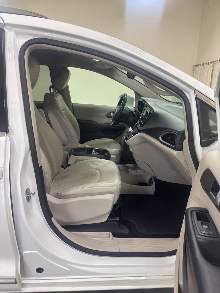 Used 2018 Chrysler Pacifica Touring-L w/ Tire & Wheel Group FWD image 24