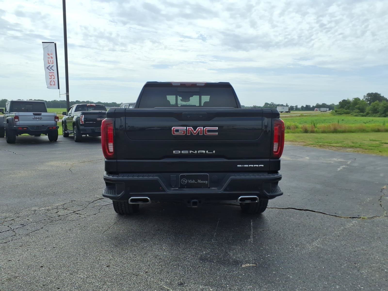 Used 2024 GMC Sierra 1500 Denali w/ Technology Package AWD/4WD image 4