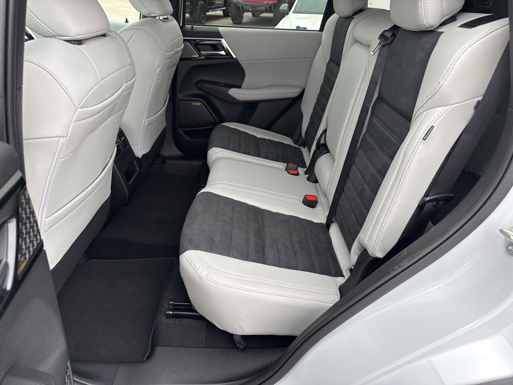 New 2025 Mitsubishi Outlander SE image 24