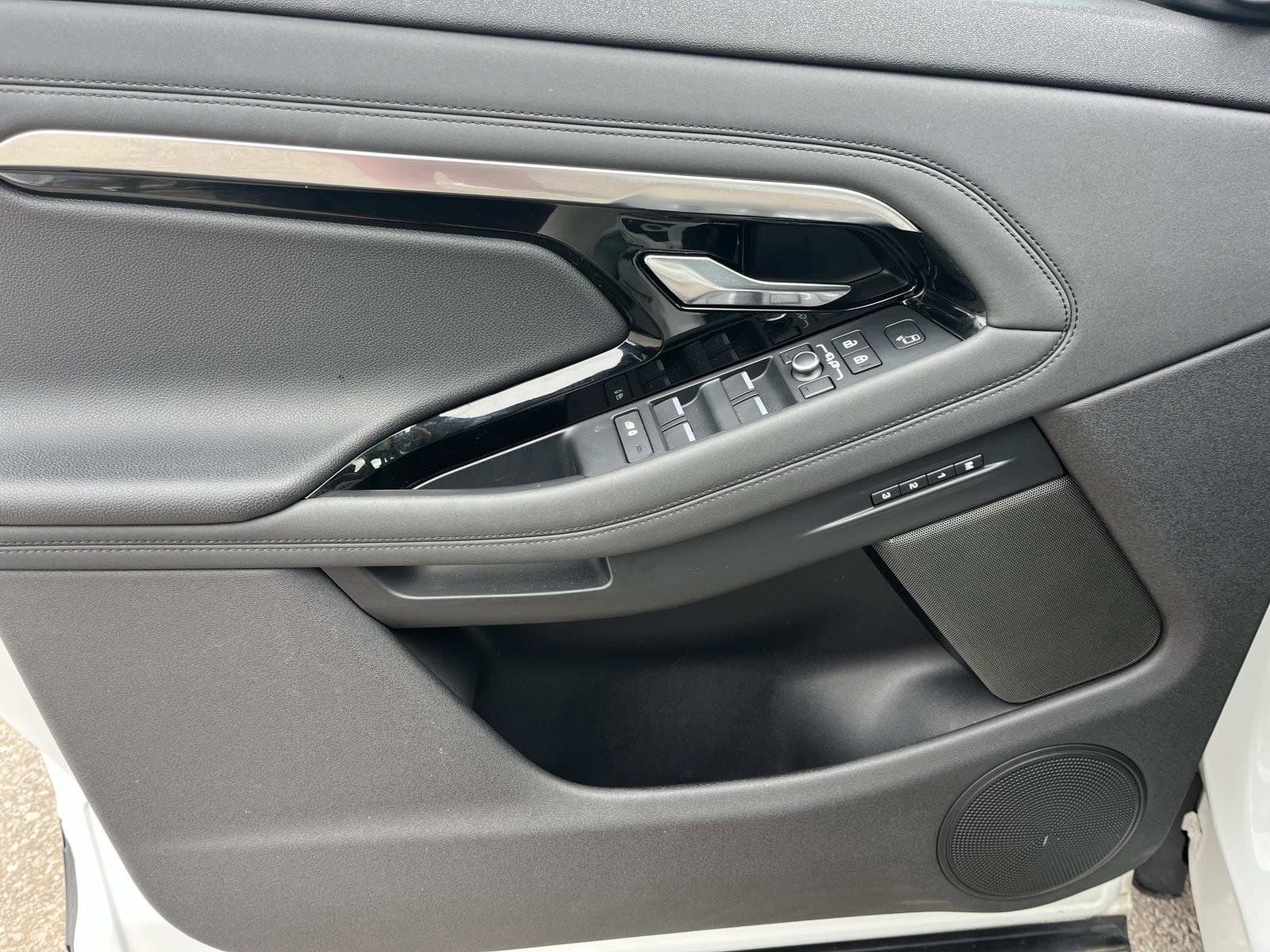 Used 2021 Land Rover Range Rover Evoque R-Dynamic SE image 17