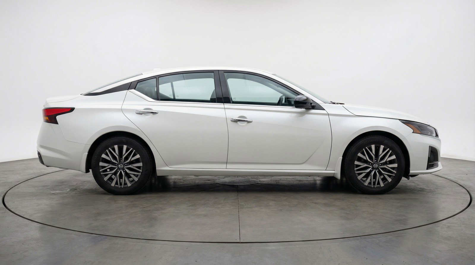 Used 2025 Nissan Altima 2.5 SV image 11