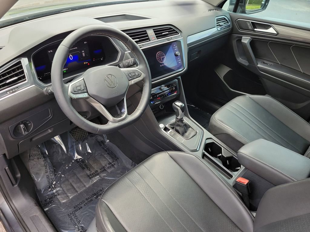 Used 2022 Volkswagen Tiguan SE w/ Panoramic Sunroof Package FWD image 22
