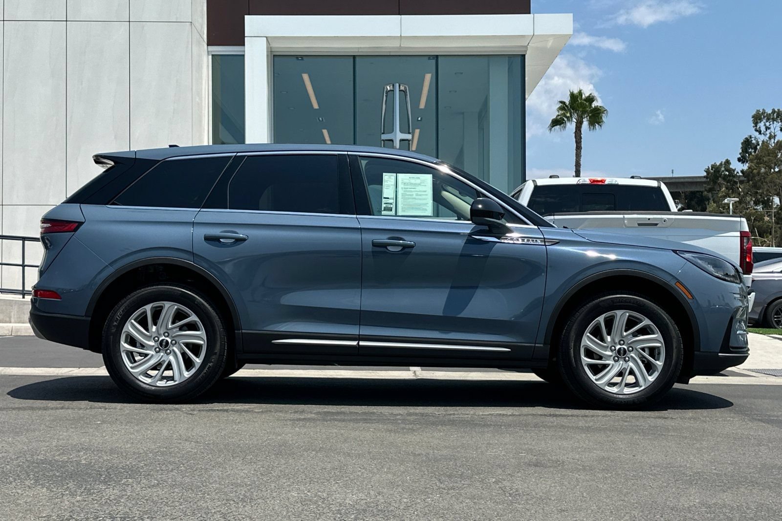 Certified 2025 Lincoln Corsair FWD image 2