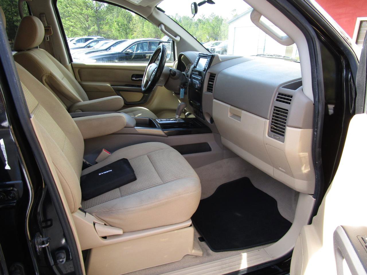 Used 2015 Nissan Titan SV image 27