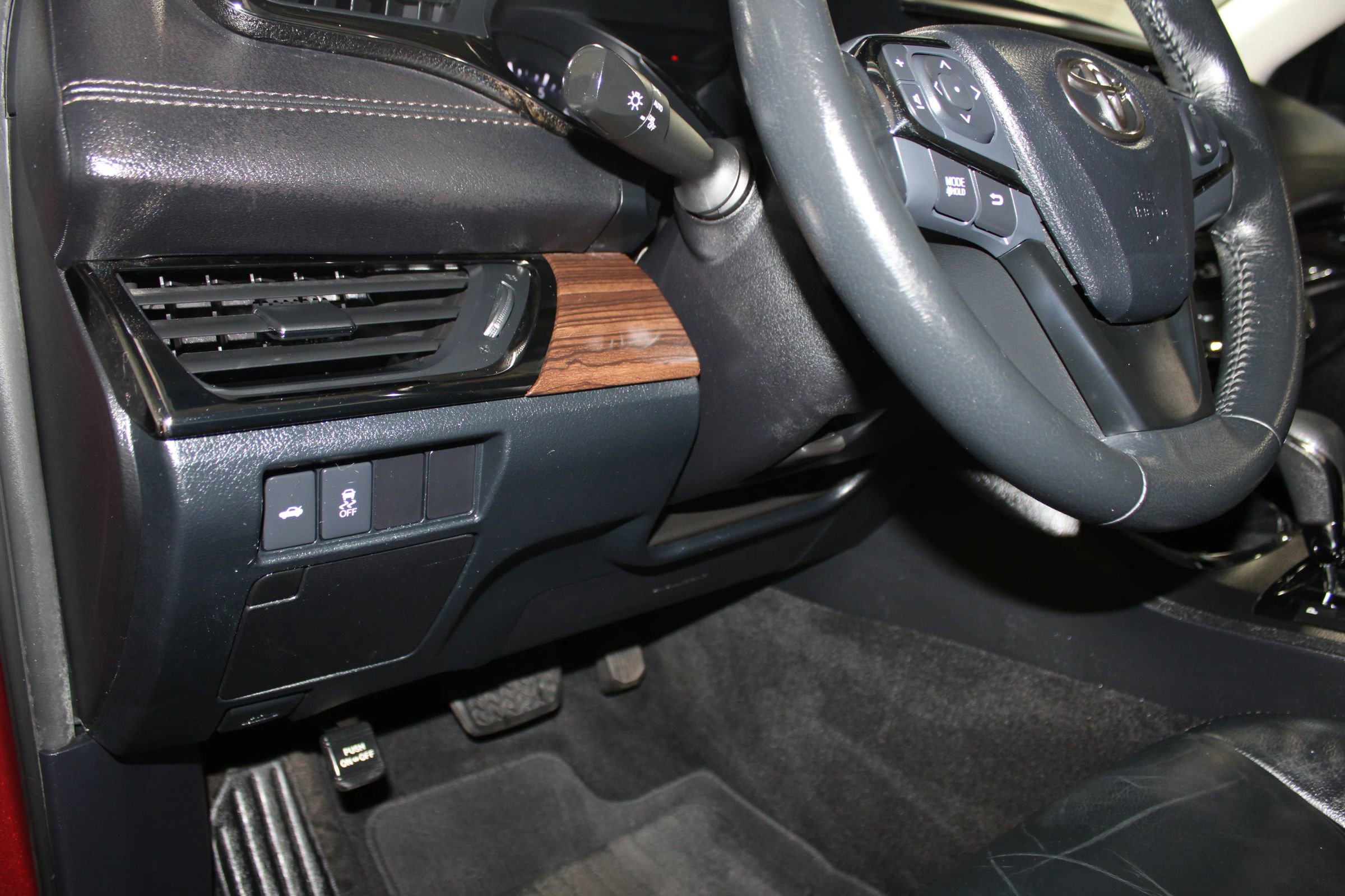 Used 2013 Toyota Avalon XLE FWD image 25