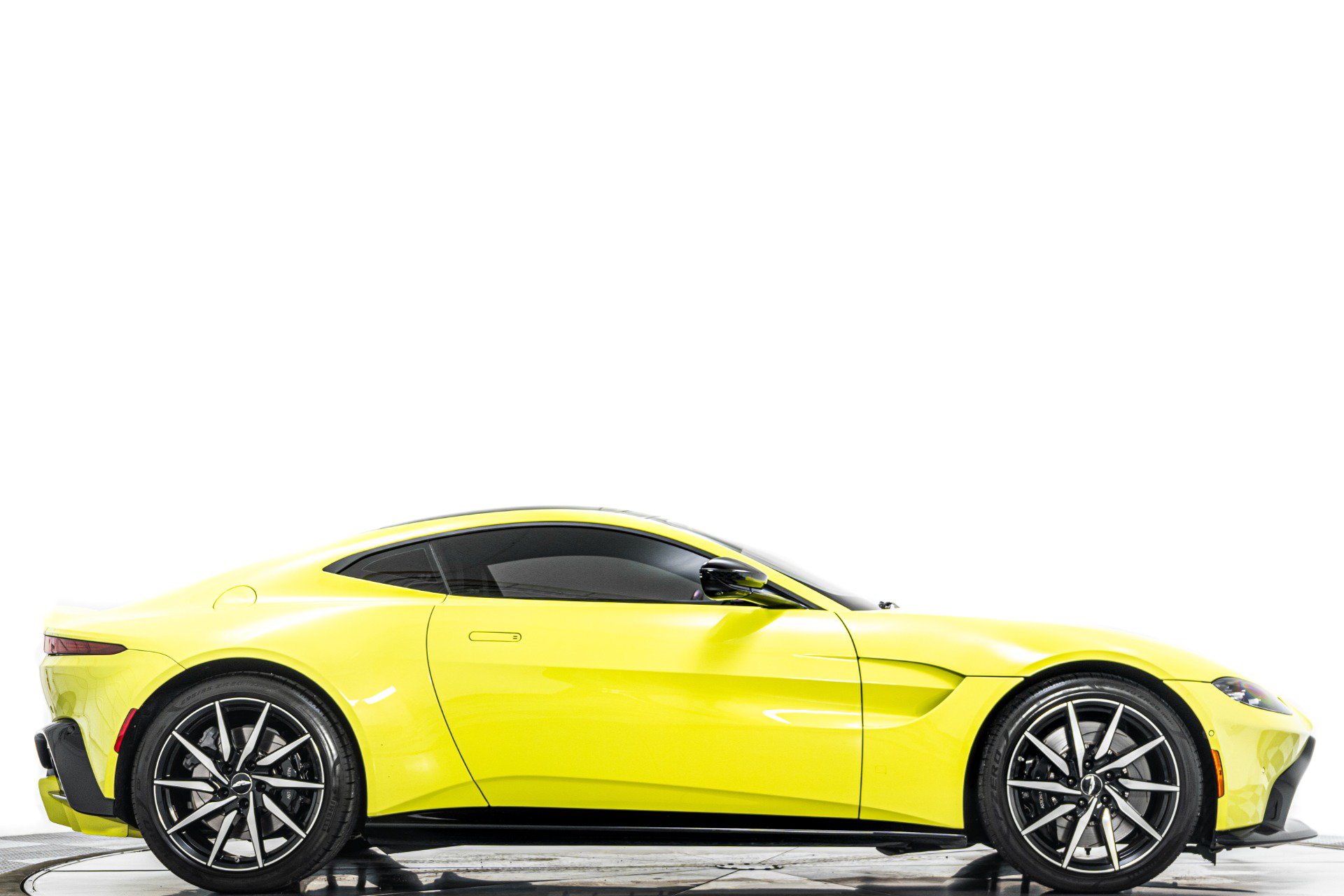 Used 2019 Aston Martin V8 Vantage Coupe RWD image 2