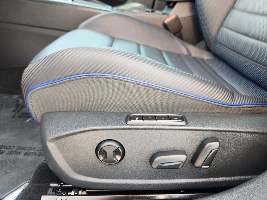 Used 2022 Volkswagen Golf R image 13