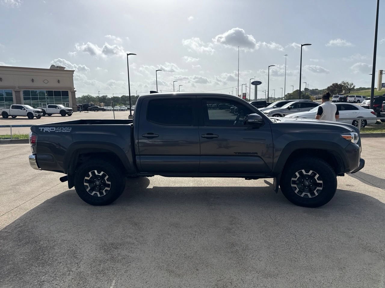 Used 2022 Toyota Tacoma TRD Off-Road AWD/4WD image 17