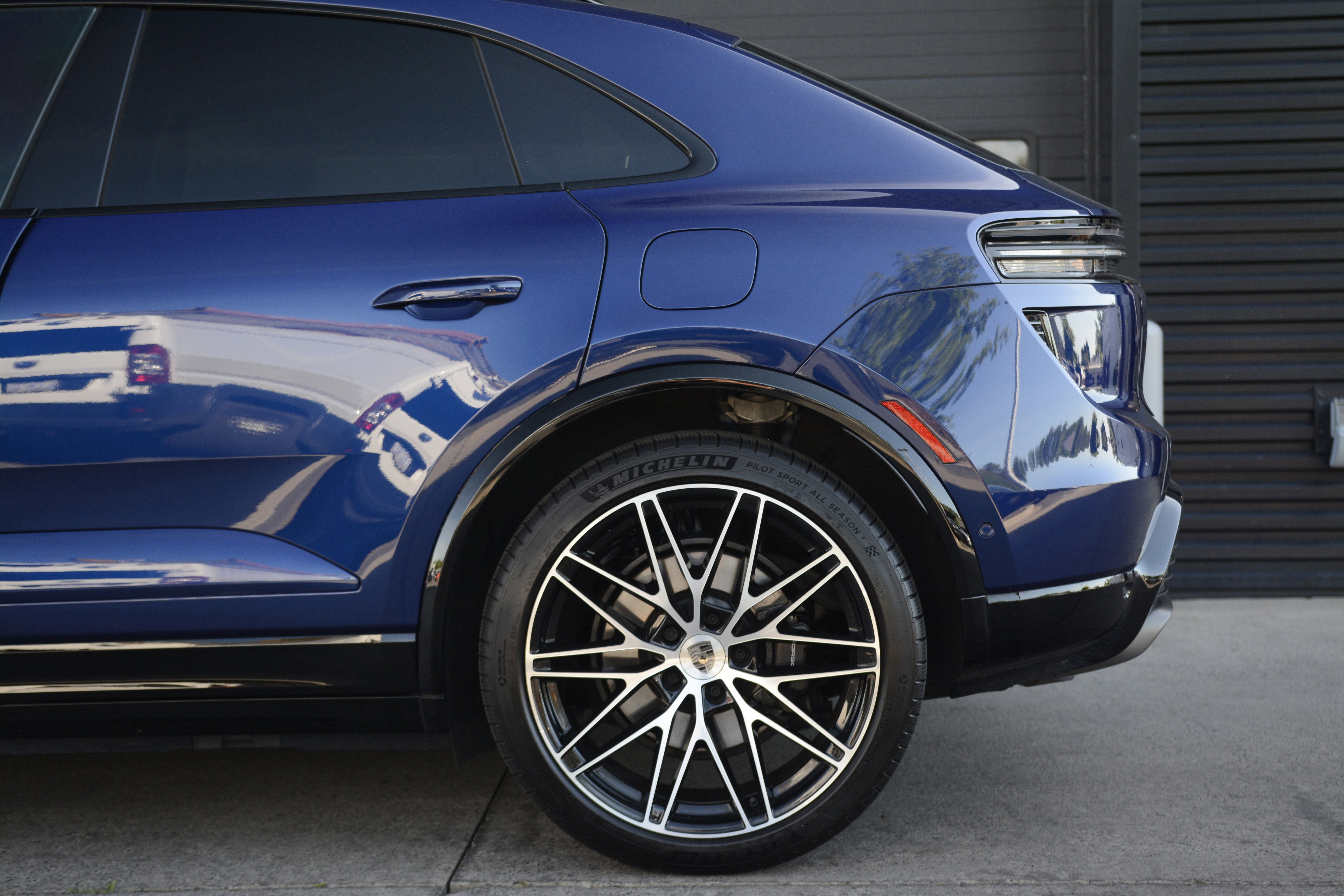 Certified 2025 Porsche Macan Turbo Electric AWD/4WD image 37