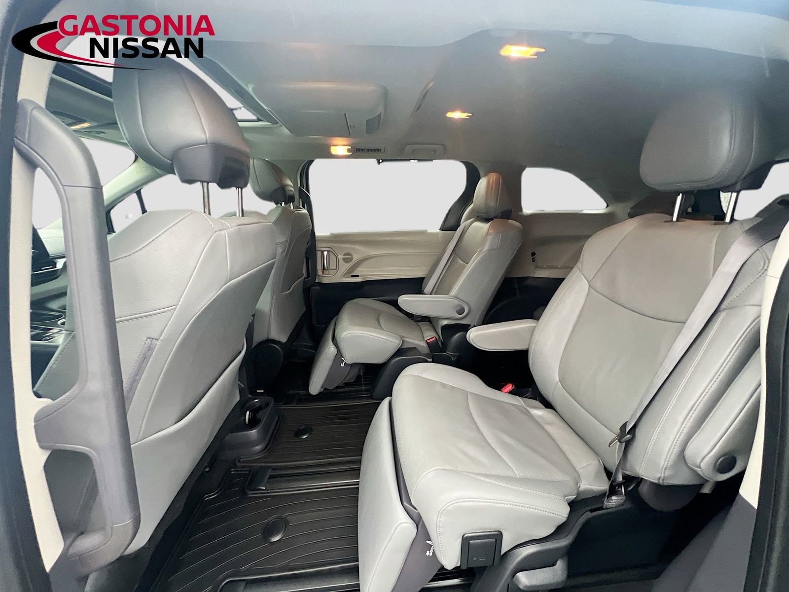 Used 2023 Toyota Sienna Limited image 33