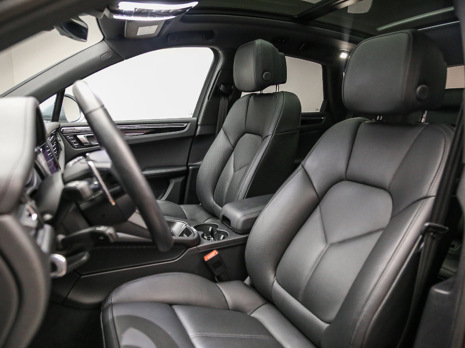 Certified 2026 Porsche Macan AWD/4WD image 5
