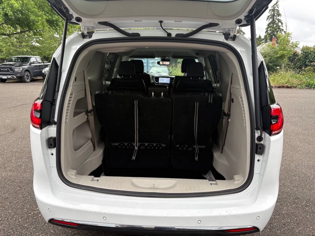 Used 2024 Chrysler Pacifica Touring-L FWD image 27