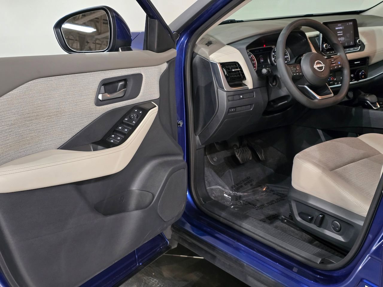 Used 2023 Nissan Rogue SV image 17