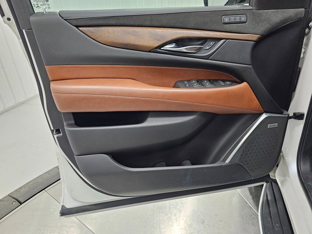 Used 2019 Cadillac Escalade Luxury AWD/4WD image 40
