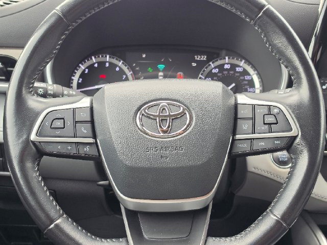 Used 2022 Toyota Highlander XLE AWD/4WD image 28