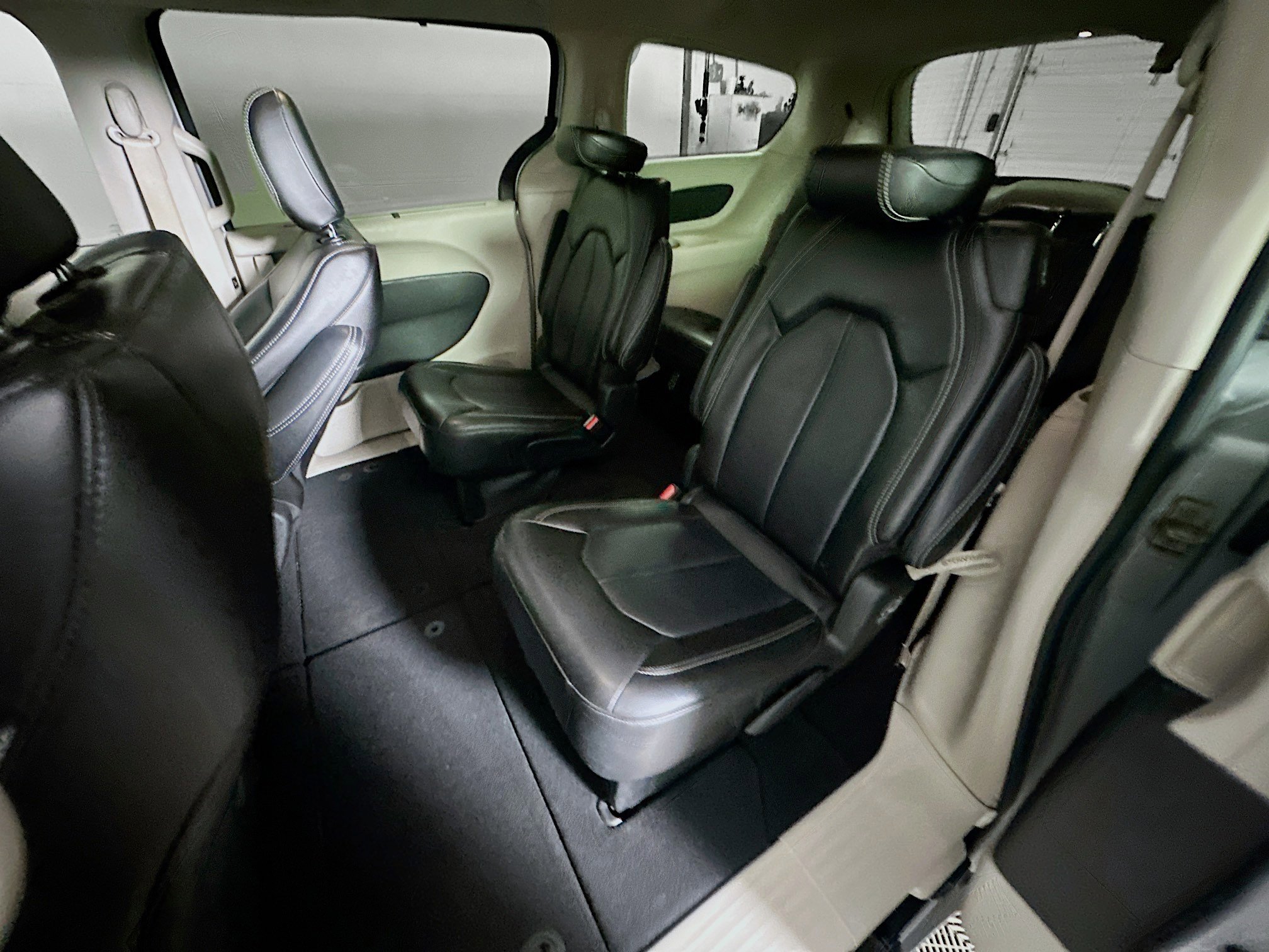 Used 2023 Chrysler Pacifica Touring-L image 27