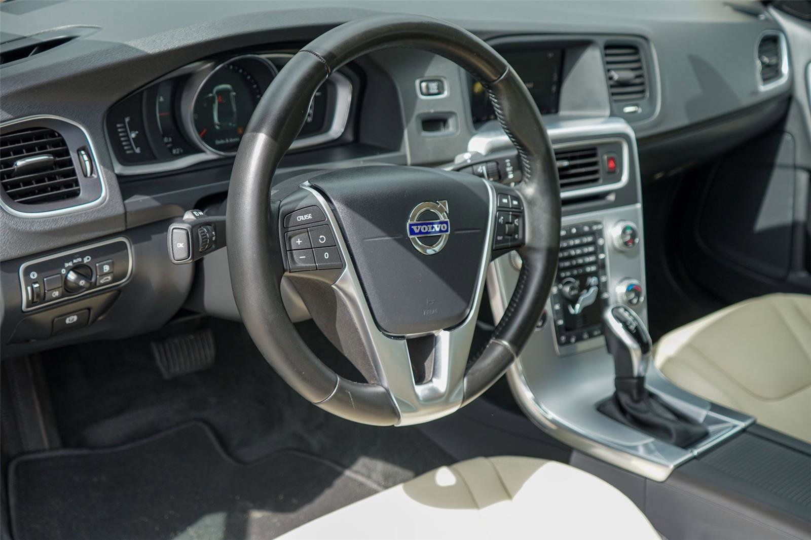 Used 2018 Volvo S60 T5 Dynamic w/ Vision Package image 9