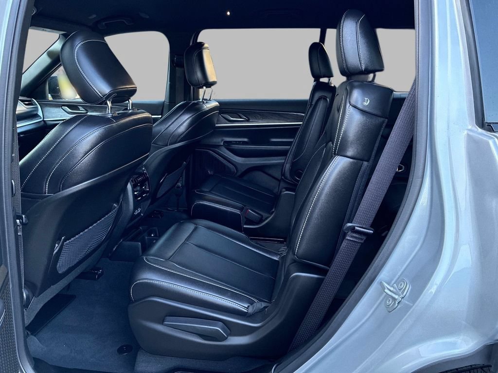 Used 2024 Jeep Grand Cherokee L Limited w/ Black Appearance Package AWD/4WD image 16