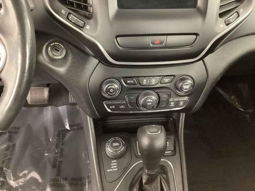 Used 2019 Jeep Cherokee Latitude w/ Cold Weather Group AWD/4WD image 19