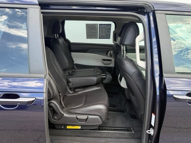 Used 2023 Kia Carnival LX FWD image 13