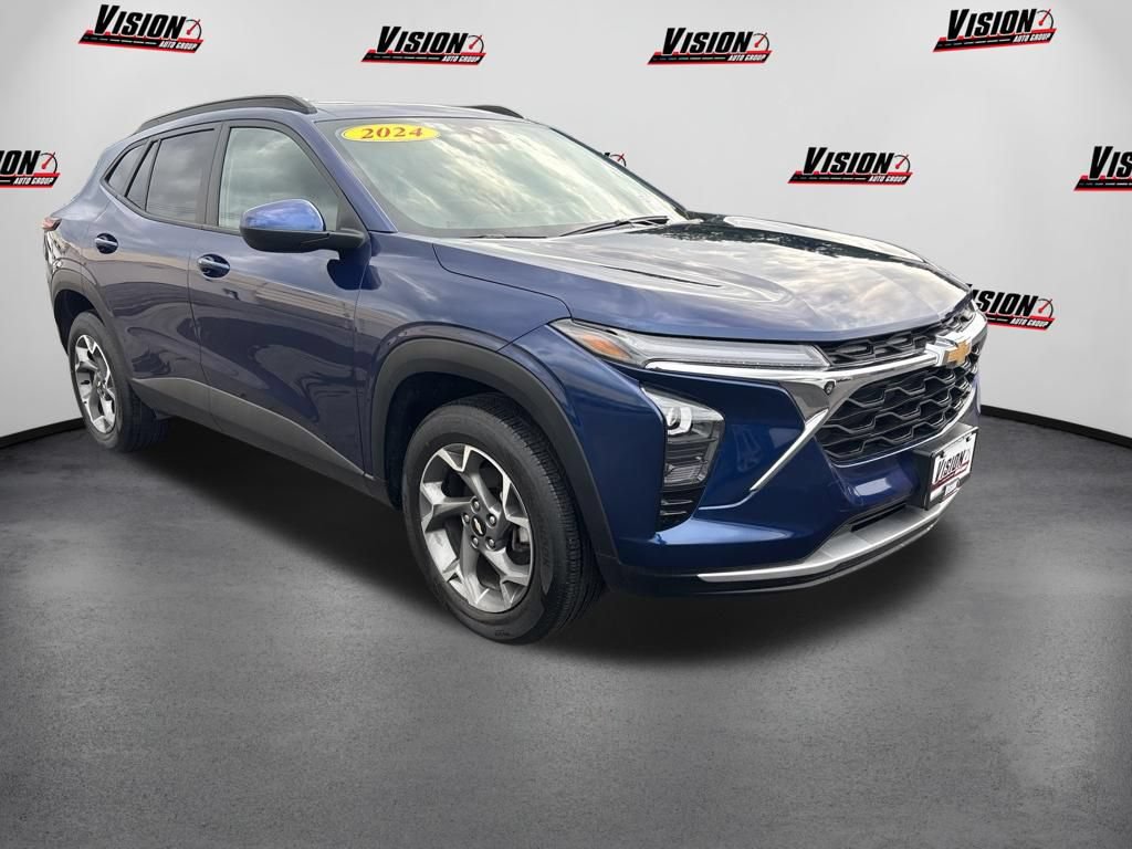 Used 2024 Chevrolet Trax LT w/ Sunroof Package FWD image 3