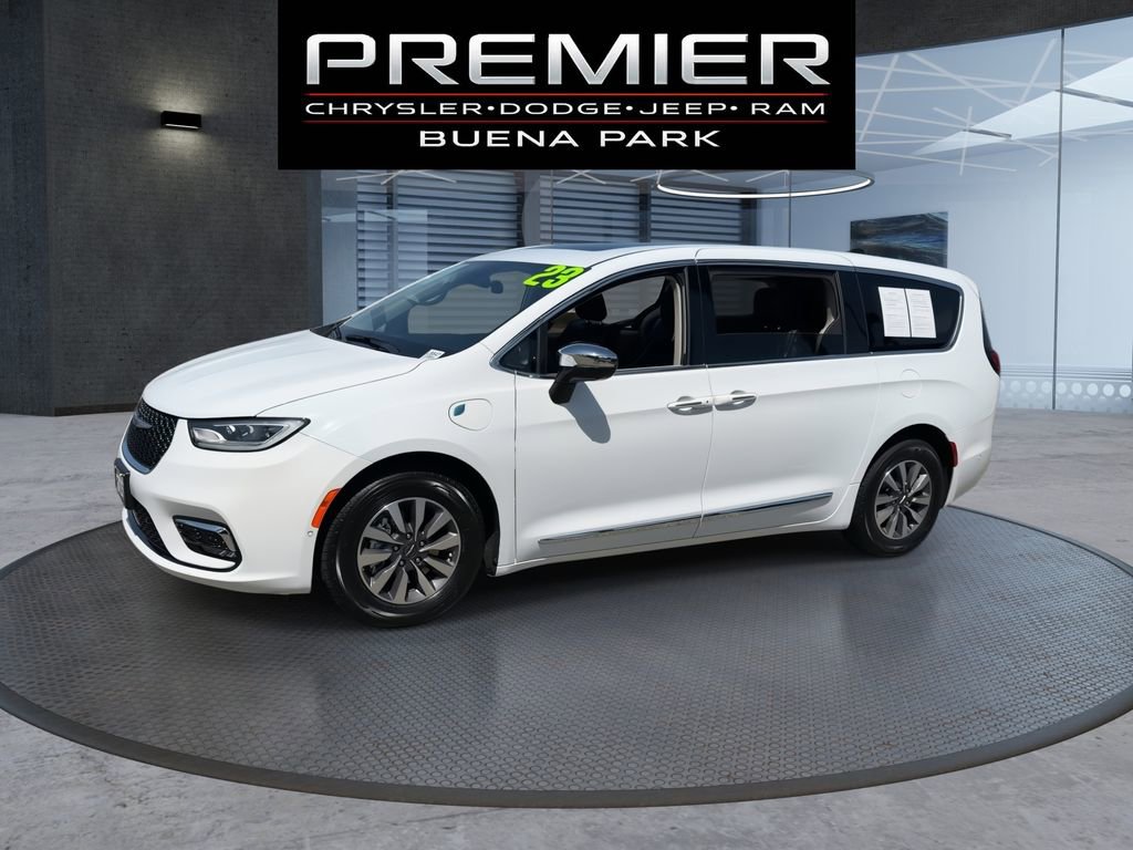 Used 2023 Chrysler Pacifica Limited FWD image 4