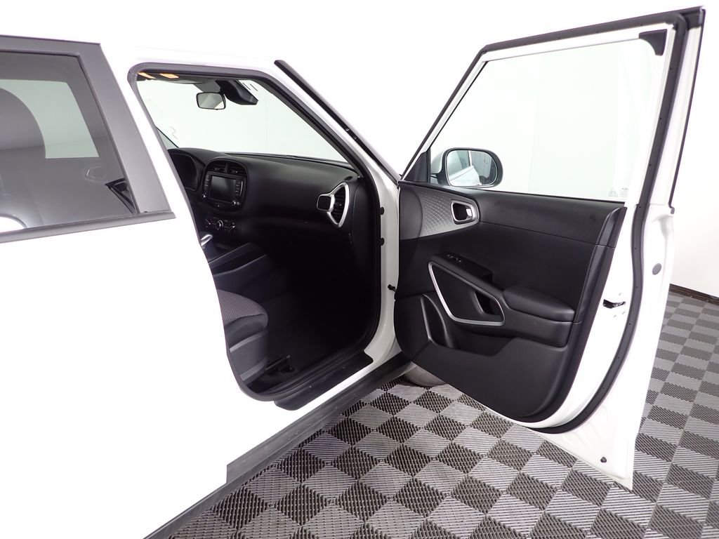 Used 2025 Kia Soul LX image 30