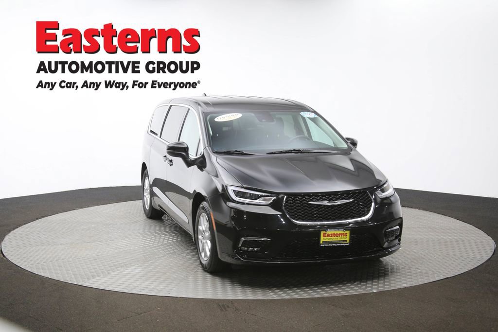 Used 2023 Chrysler Pacifica Touring-L image 50