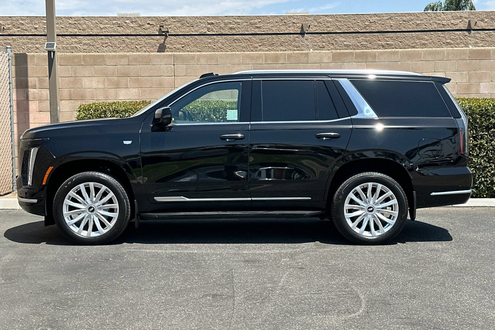 Used 2025 Cadillac Escalade Luxury w/ LPO, Floor Liner Package RWD image 7