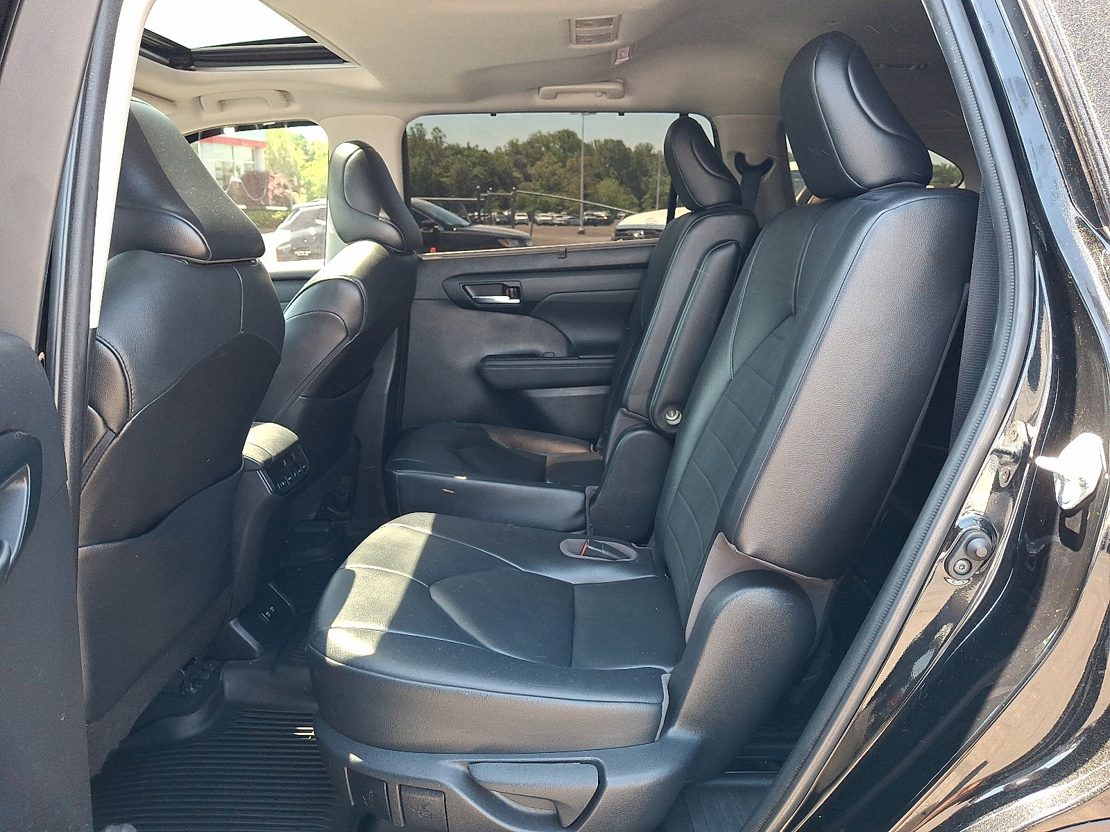 Used 2021 Toyota Highlander XLE AWD/4WD image 11