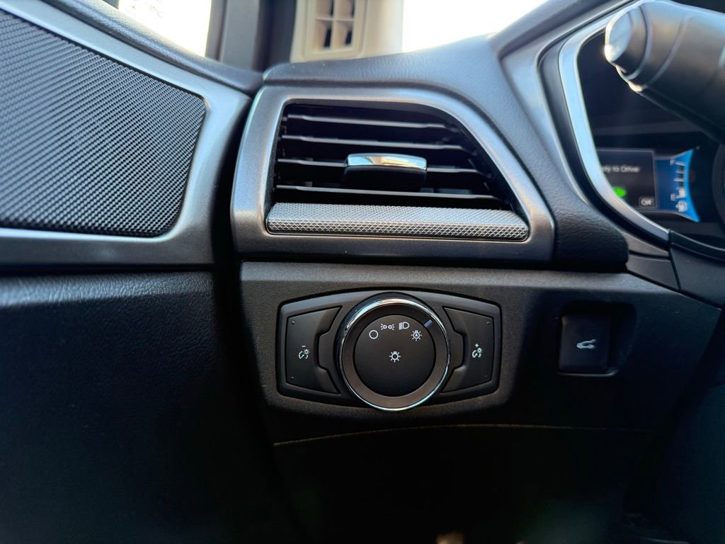 Used 2019 Ford Fusion SE FWD image 12
