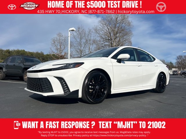 Used 2025 Toyota Camry SE image 1