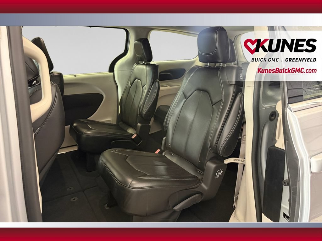 Used 2024 Chrysler Pacifica Touring-L FWD image 33