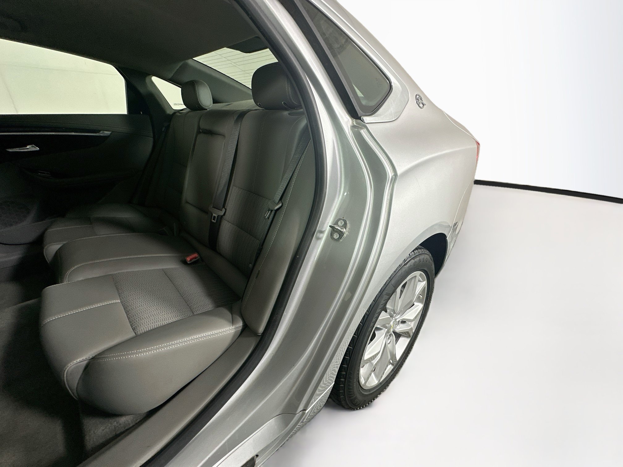 Used 2018 Chevrolet Impala LT FWD image 26