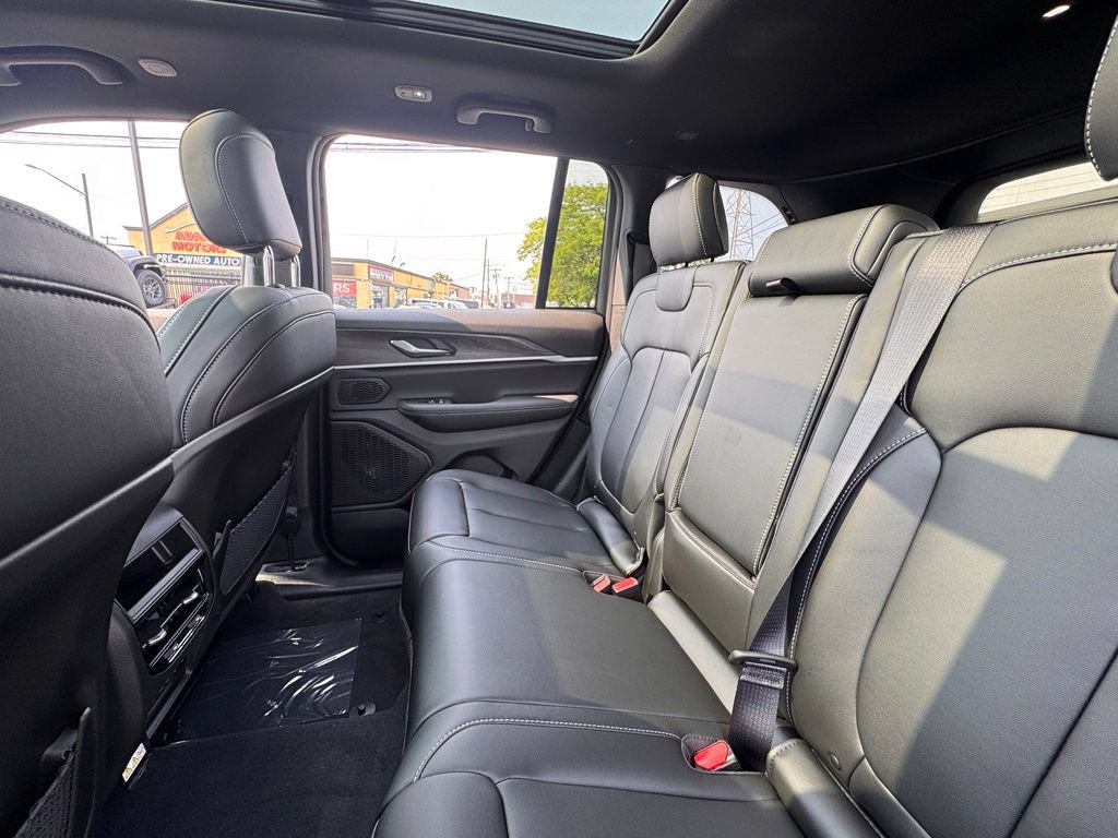 New 2026 Jeep Grand Cherokee Limited w/ Limited Altitude Package AWD/4WD image 16