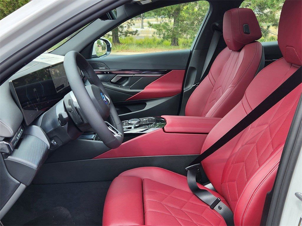 Used 2025 BMW 550e xDrive w/ Premium Package image 10