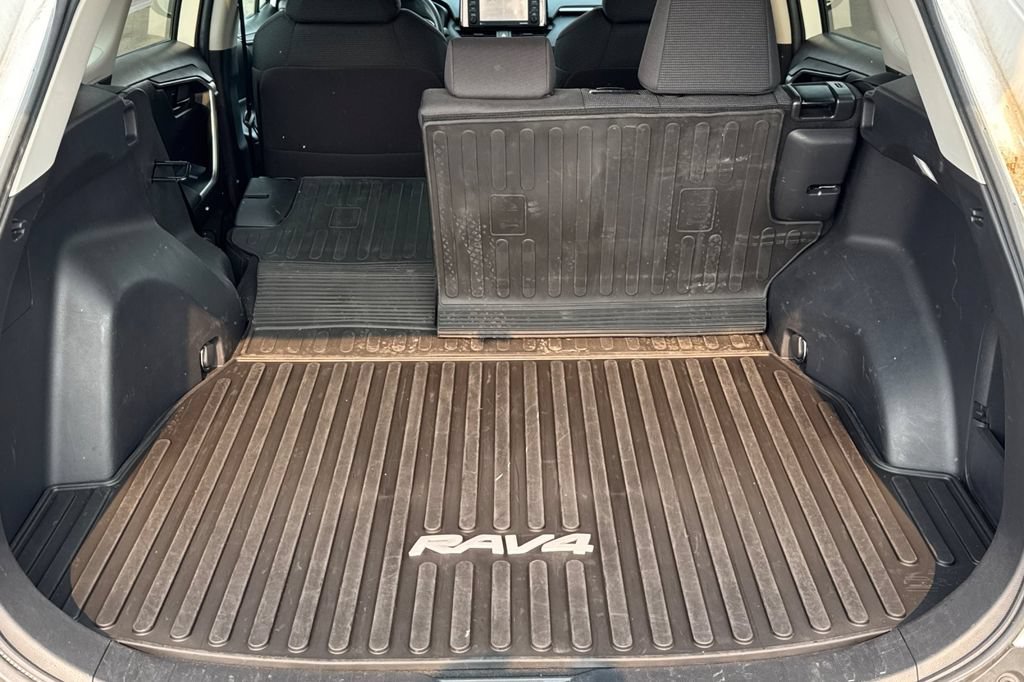Used 2022 Toyota RAV4 LE AWD/4WD image 15