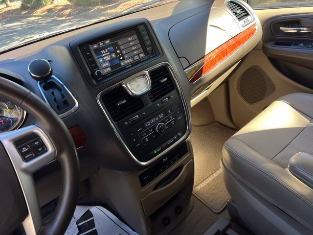 Used 2015 Chrysler Town & Country Touring-L w/ Driver Convenience Group FWD image 34
